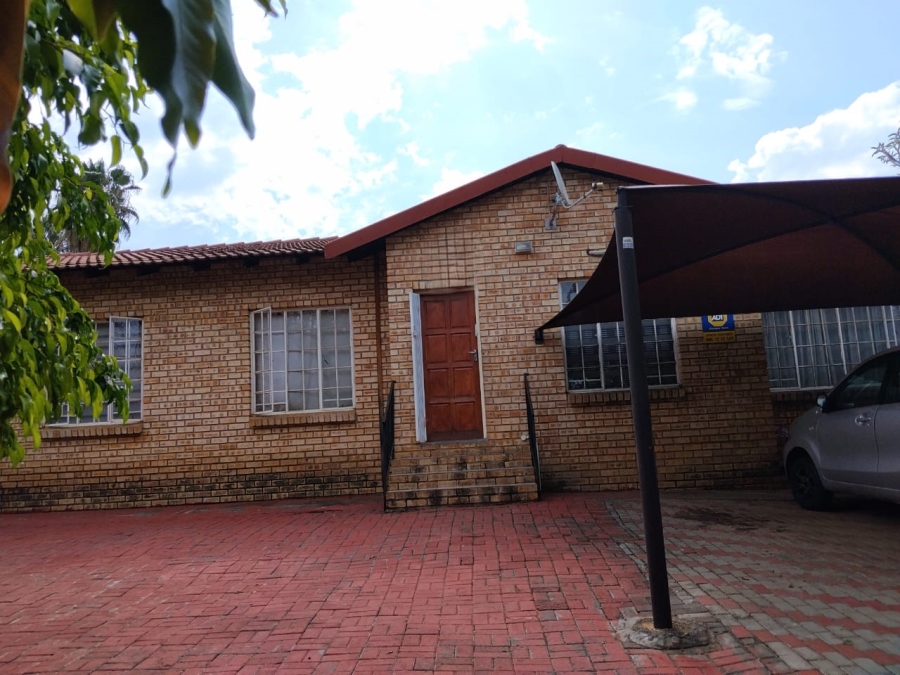 To Let 4 Bedroom Property for Rent in Geelhoutpark North West